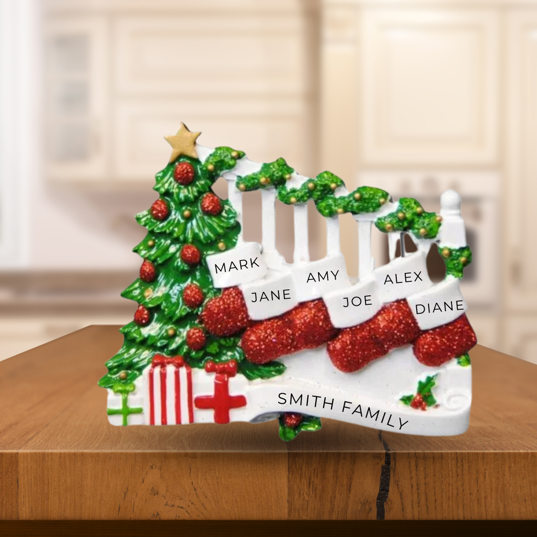 2400 Bannister With 4 Stockings – Decorazione Natalizia In Porcellana Personalizzabile Per Camino
