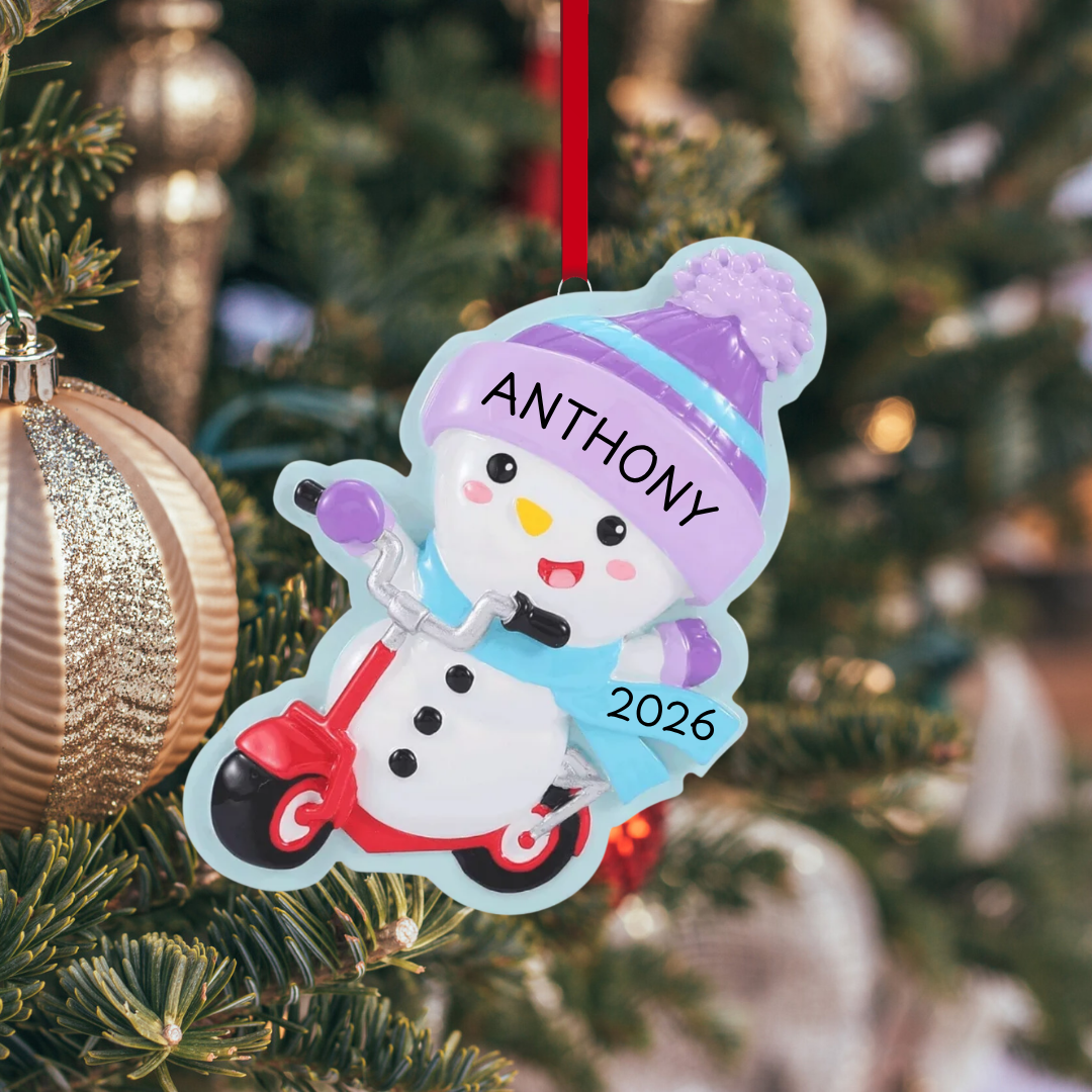 Ornement de bonhomme de neige enfant sur trottinette