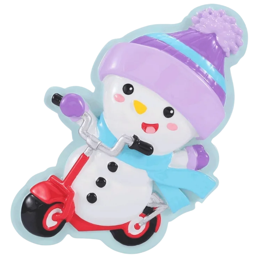 Ornement de bonhomme de neige enfant sur trottinette