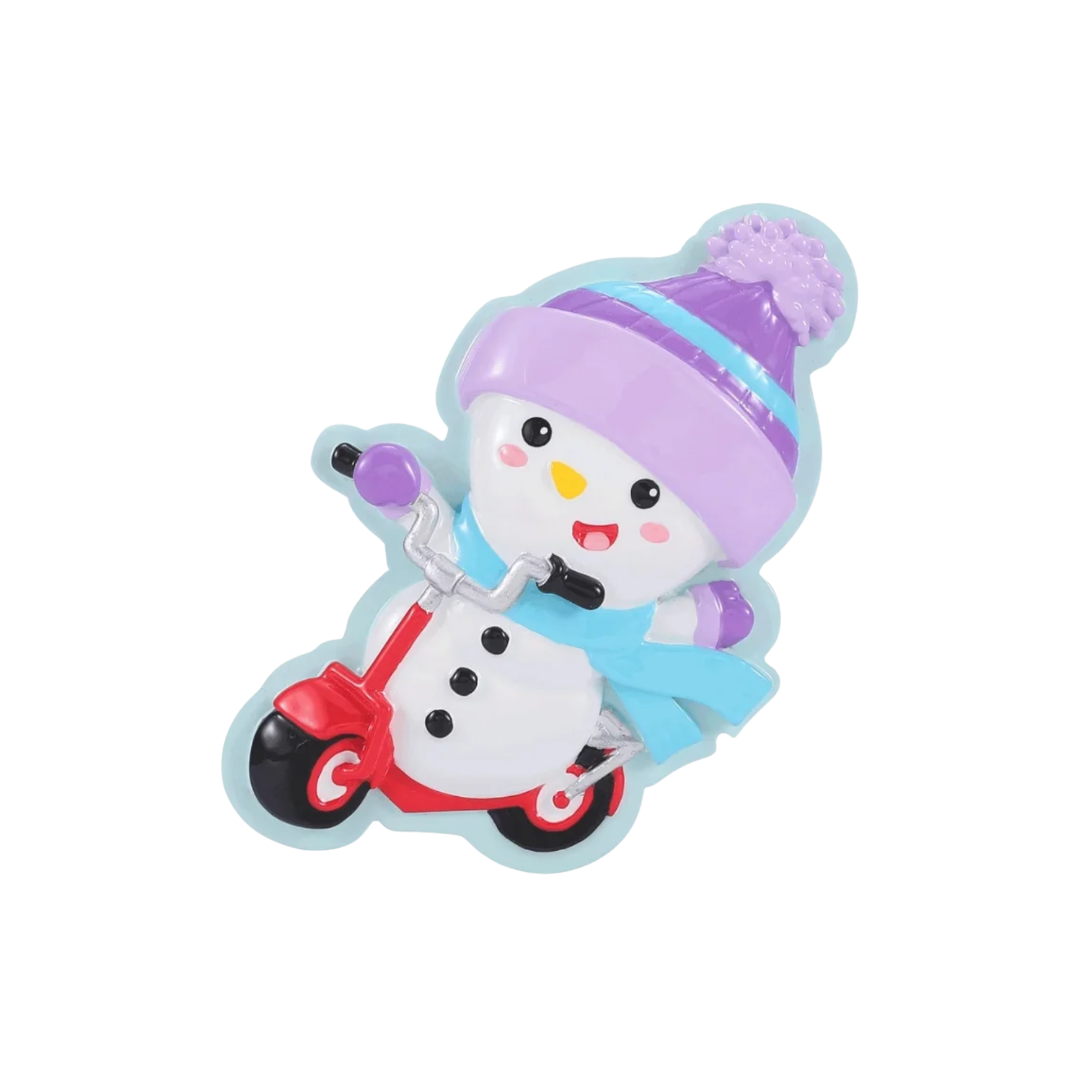 Ornement de bonhomme de neige enfant sur trottinette